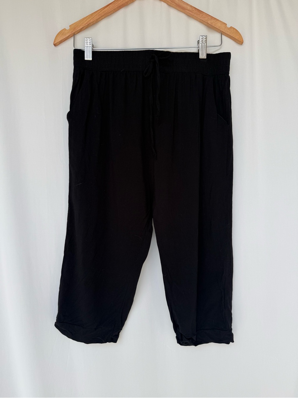 LAMAREY Black Viscose Capri Pants Cropped Pull On Elastic Waist